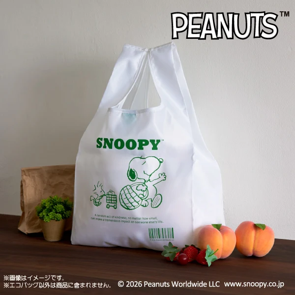 2026年のSNOOPY レジ袋風エコバッグ。白地に緑のSNOOPYのロゴと、買い物を楽しむスヌーピーのイラスト